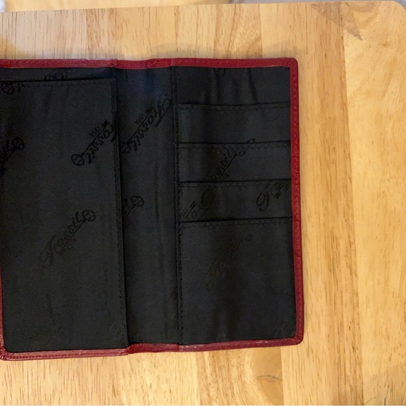 Fossil Red Leather Tri-Fold Wallet. - Picture 5 of 6